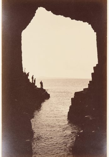 Fingal's Cave, Staffa  James Valentine, Albumindruck, ca. 1860-1870